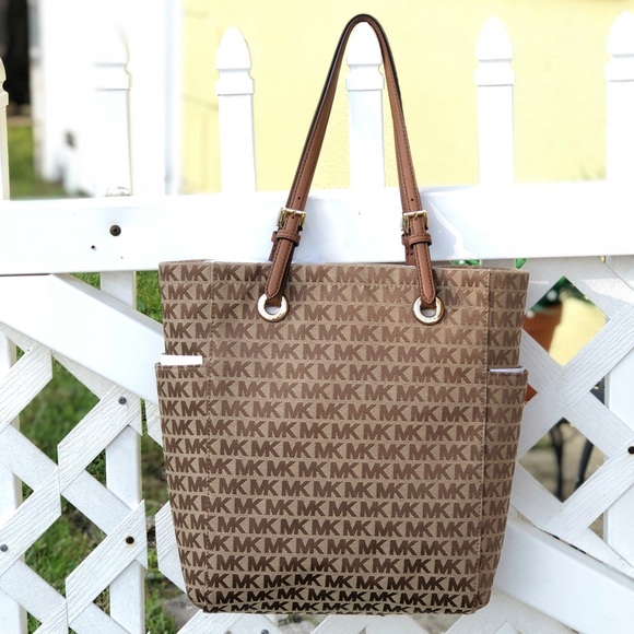 Michael Kors Handbags - JET SET CARRYALL TOTE MONOGRAM CANVAS Michael Kors Handbags - JET SET CARRYALL TOTE MONOGRAM CANVAS